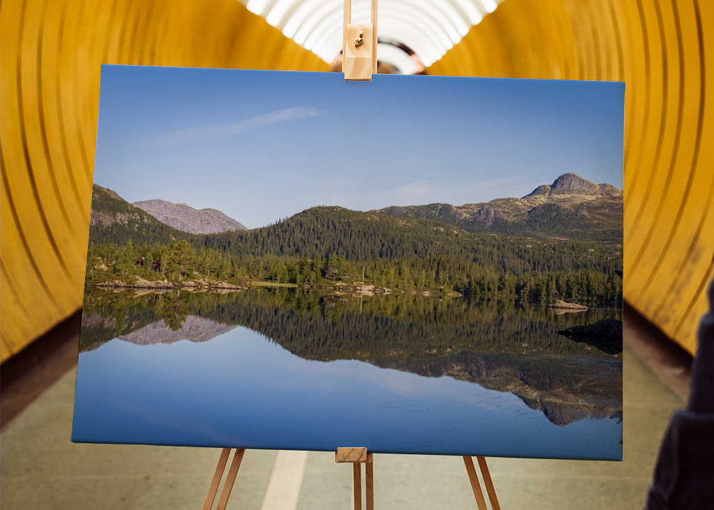 The lake right by the mountain