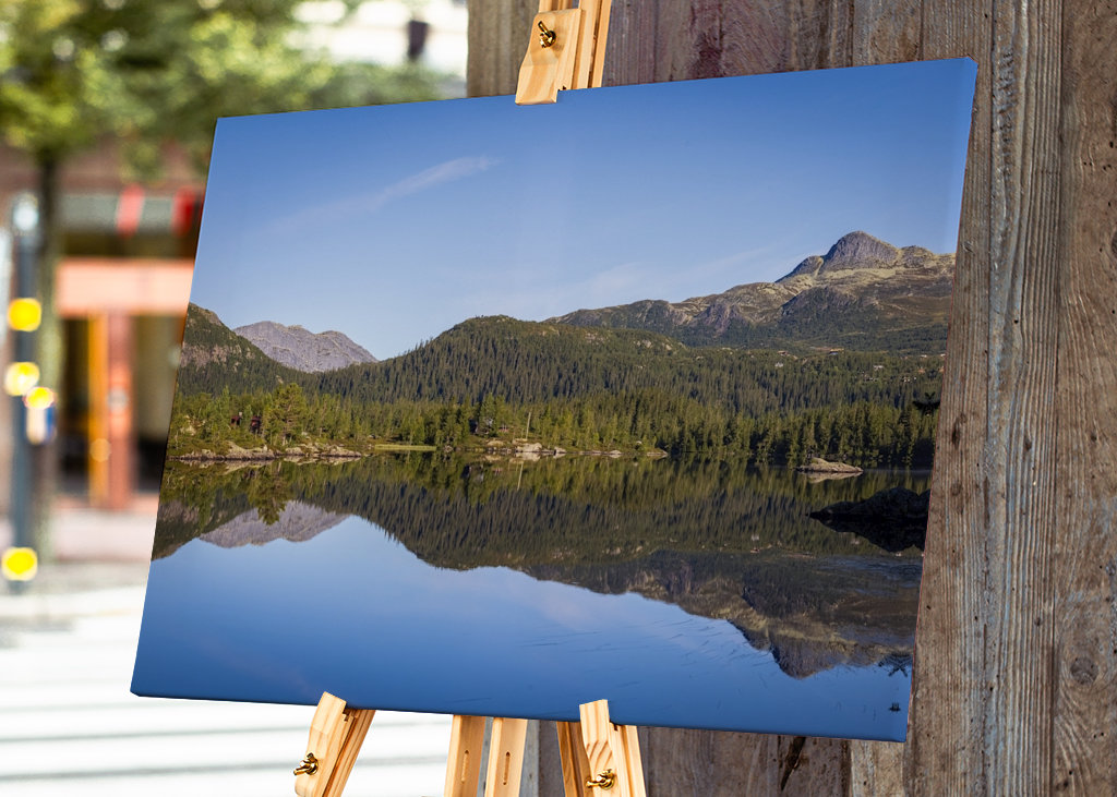 The lake right by the mountain