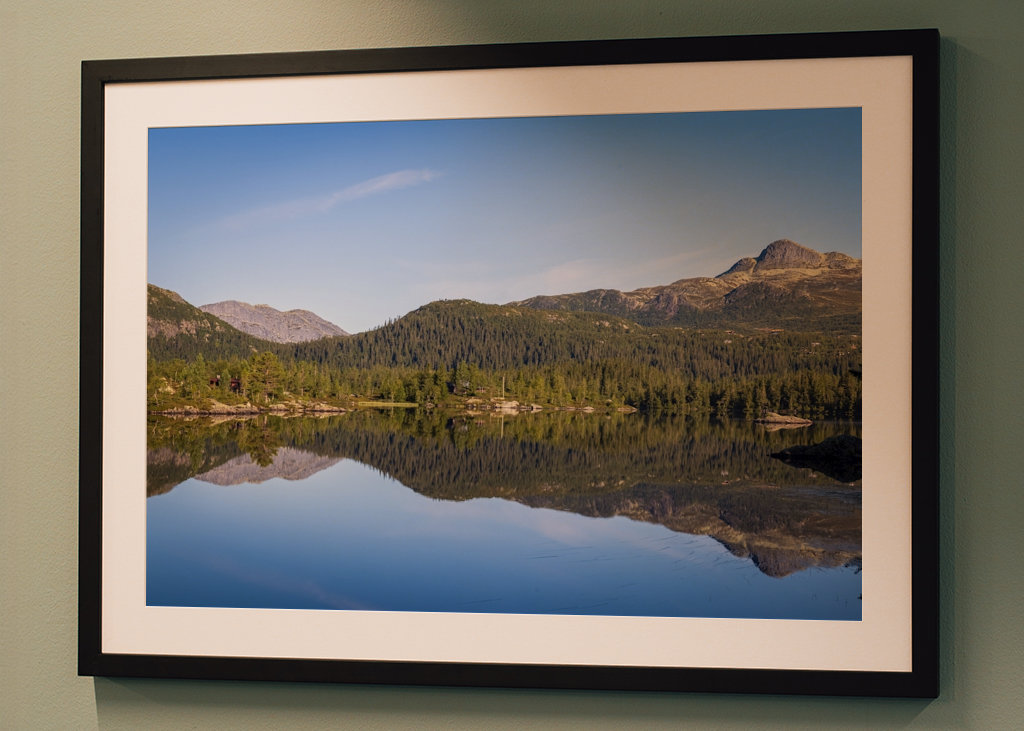 The lake right by the mountain