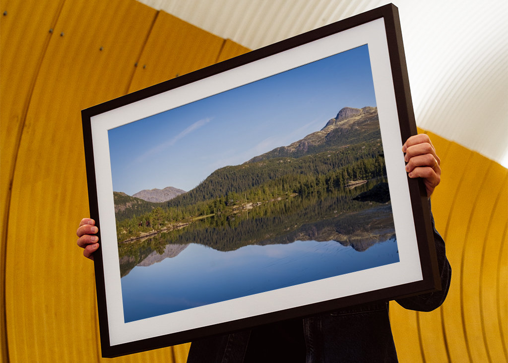 The lake right by the mountain