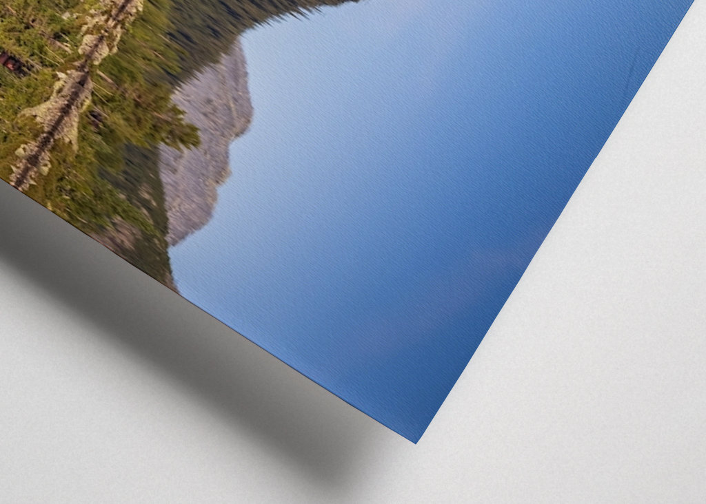 The lake right by the mountain