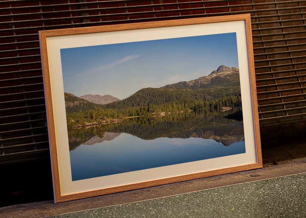 The lake right by the mountain