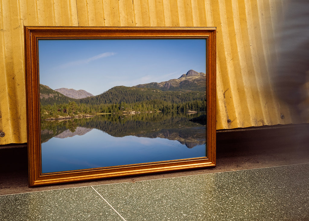 The lake right by the mountain