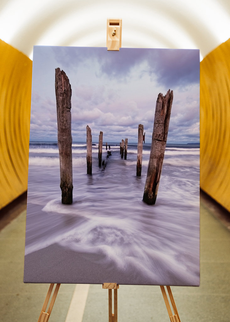 Holzstangen am Strand