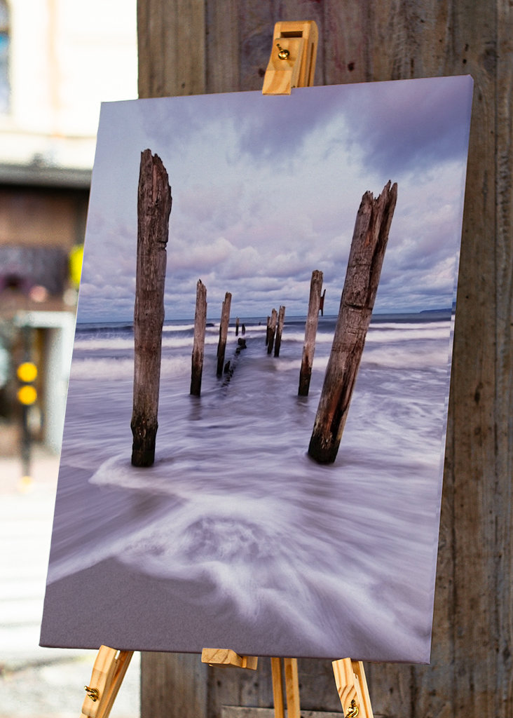 Holzstangen am Strand
