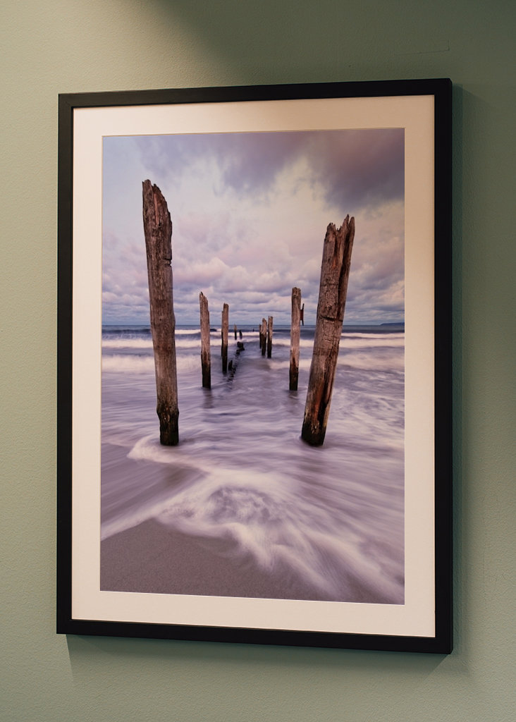 Holzstangen am Strand