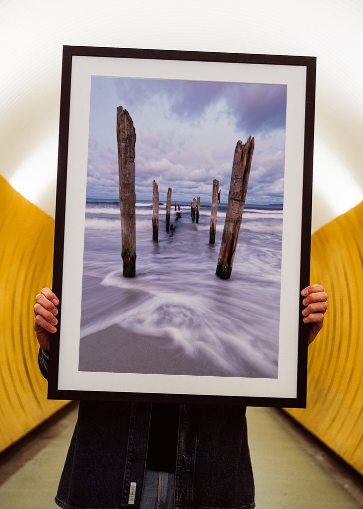 Holzstangen am Strand