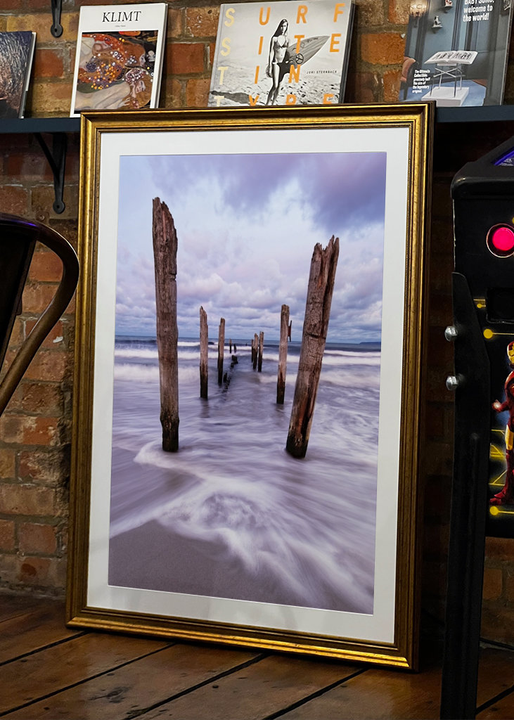 Holzstangen am Strand