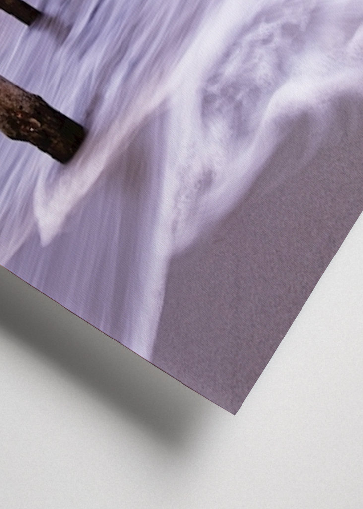 Holzstangen am Strand