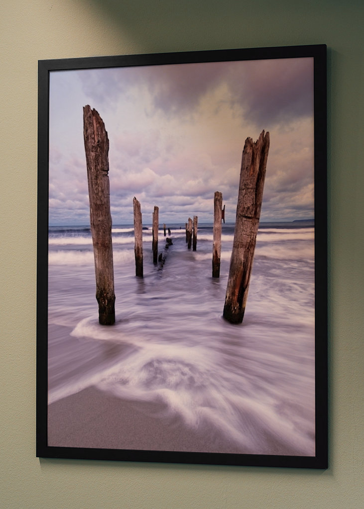 Holzstangen am Strand