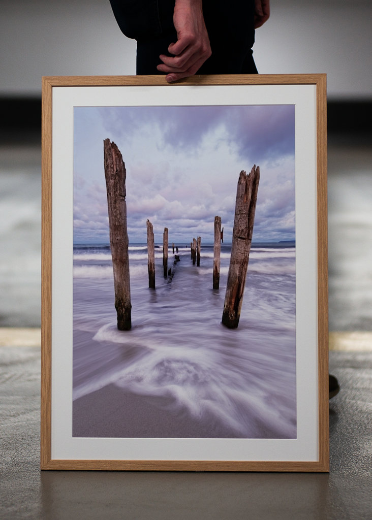 Holzstangen am Strand