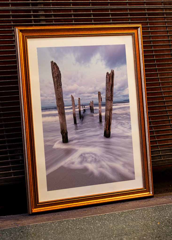 Holzstangen am Strand