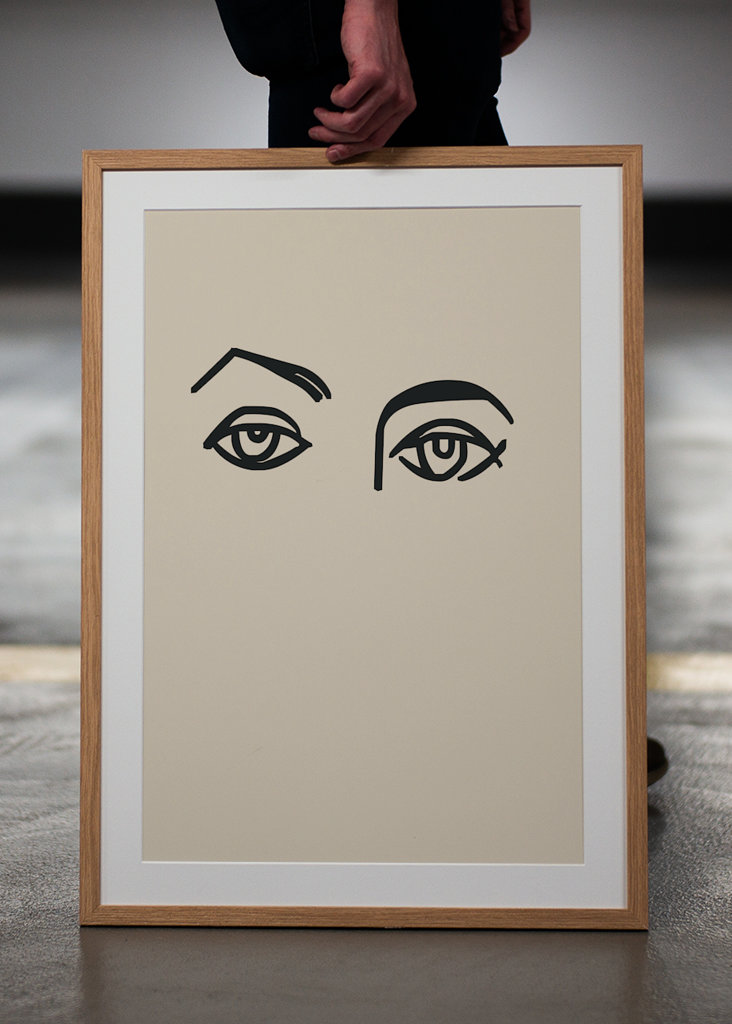 Kobiece oczy w beżowym plakacie