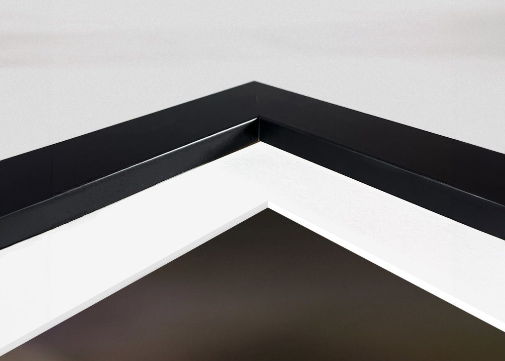 Modrá sasanka mezi listy