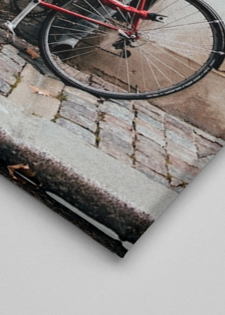 Rotes Fahrrad und Steinmauer