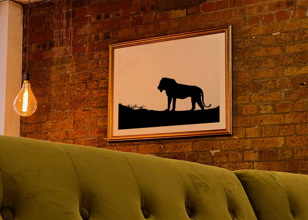 Silhouette de lion sur la crête