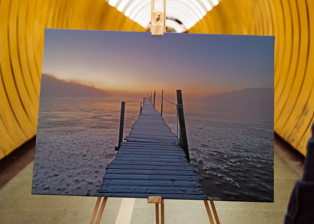 Brygga, dimma och soluppgång.