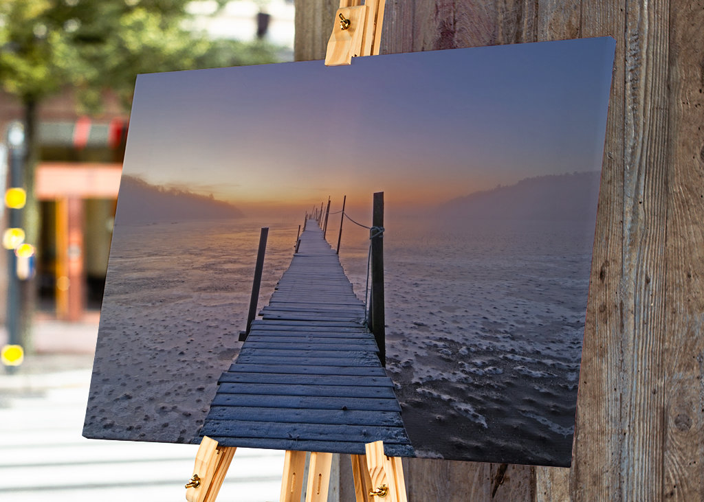 Brygga, dimma och soluppgång.