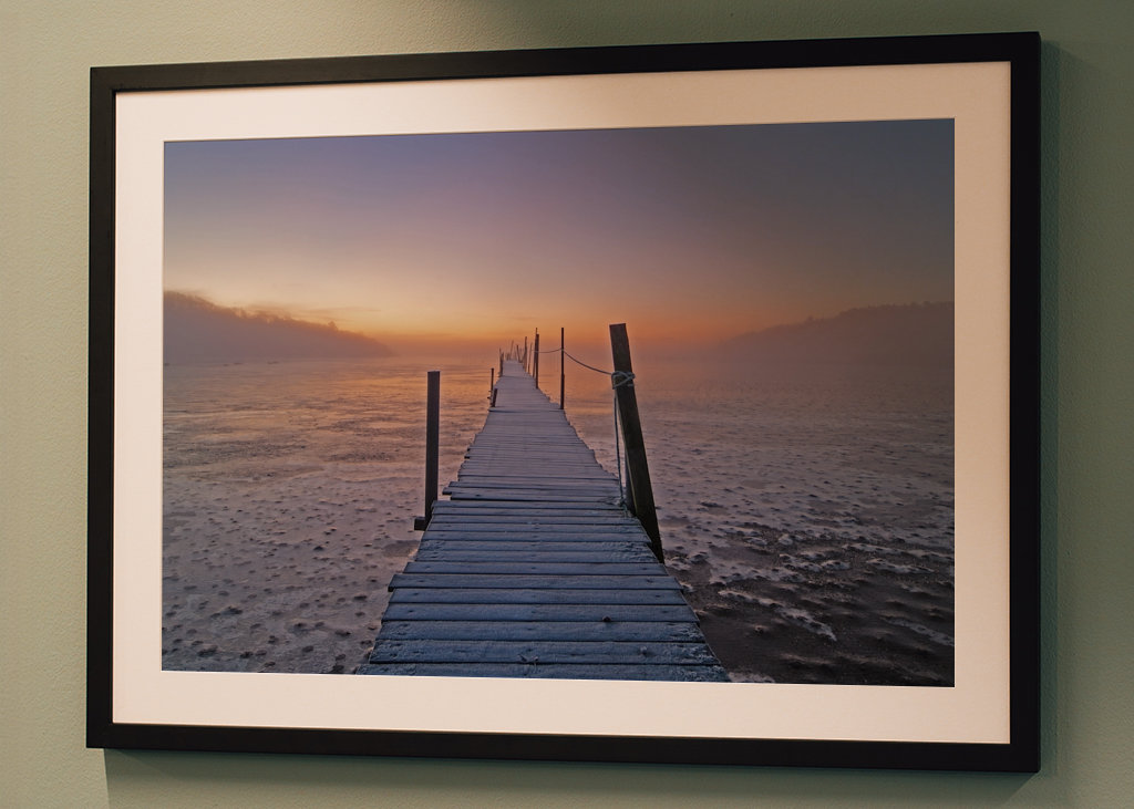 Brygga, dimma och soluppgång.