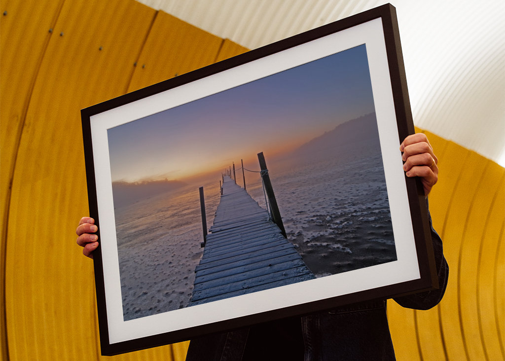 Brygga, dimma och soluppgång.