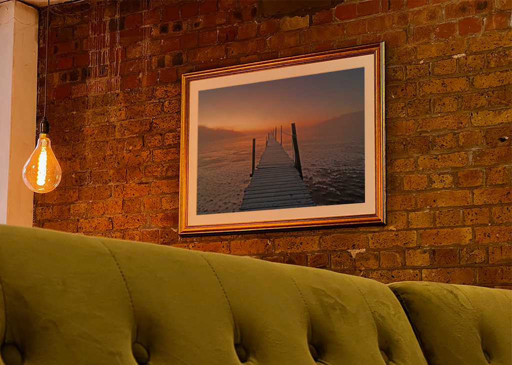 Brygga, dimma och soluppgång.