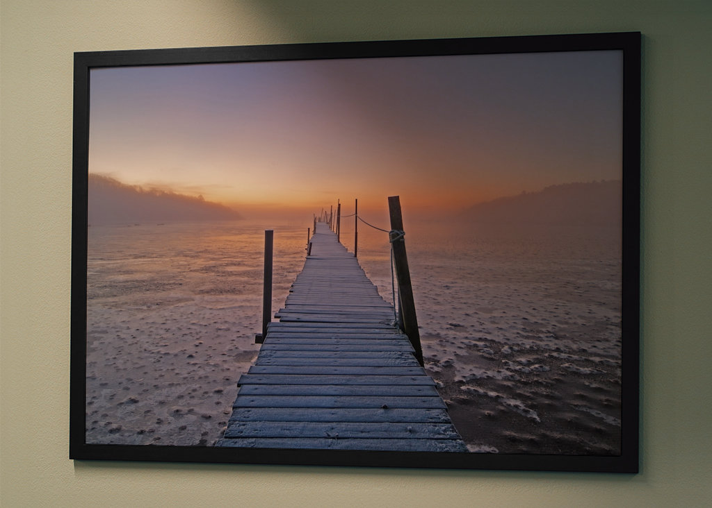 Brygga, dimma och soluppgång.