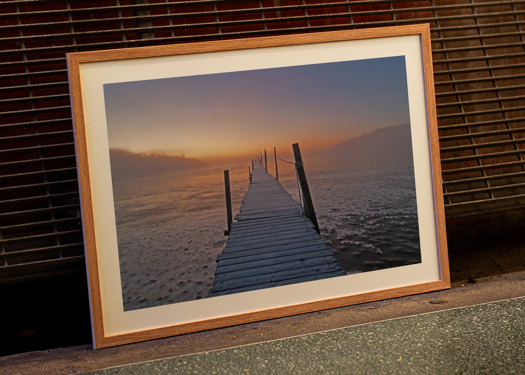 Brygga, dimma och soluppgång.