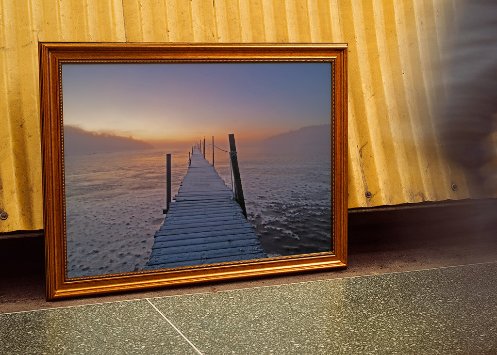 Brygga, dimma och soluppgång.