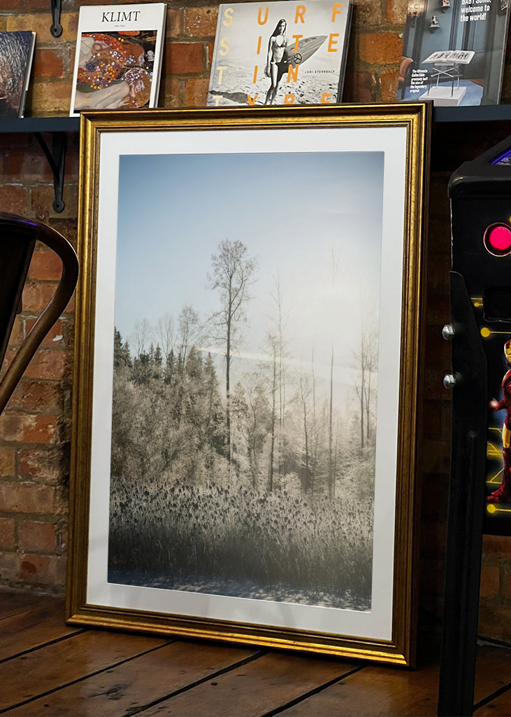 Sonniges Eis über eisbedecktem See