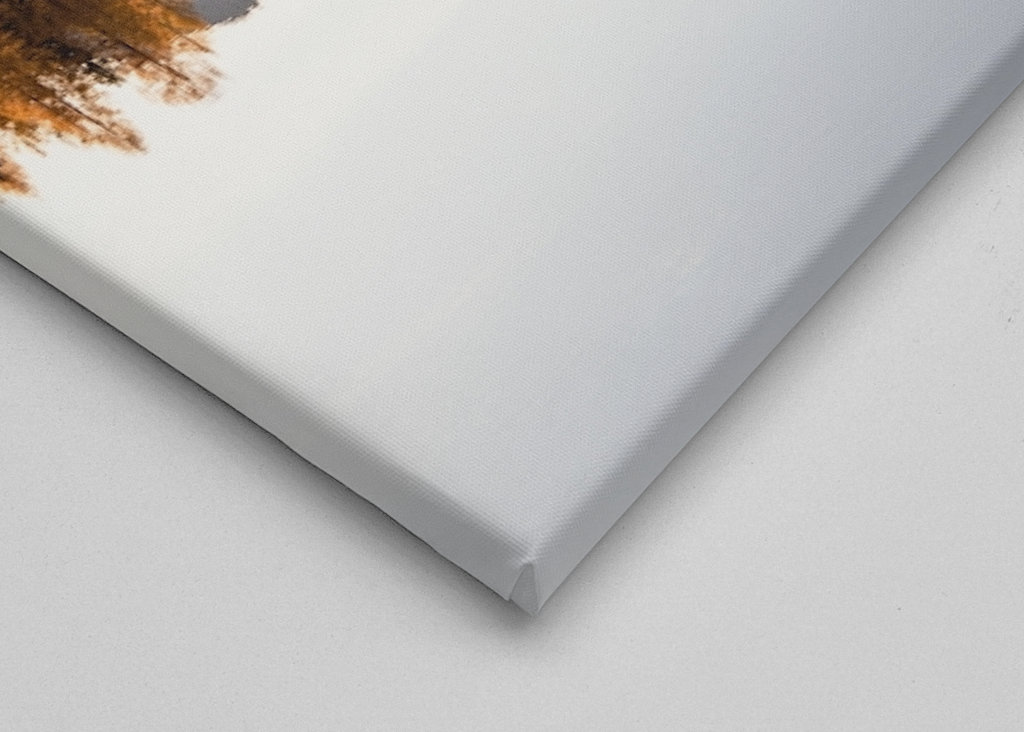 Cabane au bord du lac de montagne en Italie