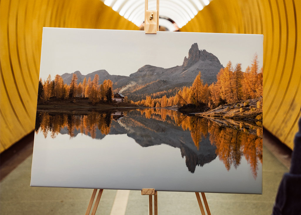 Cabane au bord du lac de montagne en Italie
