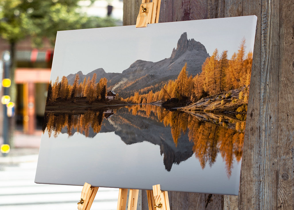 Cabane au bord du lac de montagne en Italie