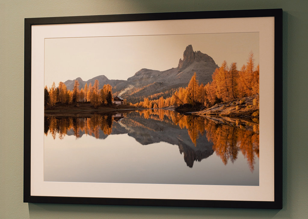 Cabane au bord du lac de montagne en Italie