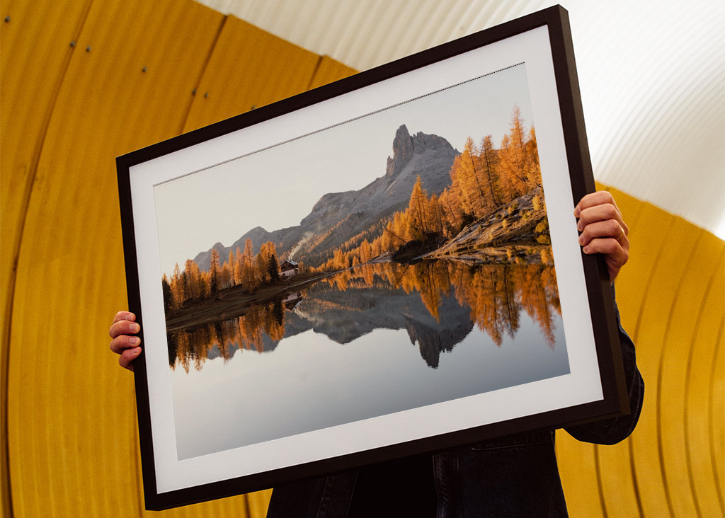 Cabane au bord du lac de montagne en Italie