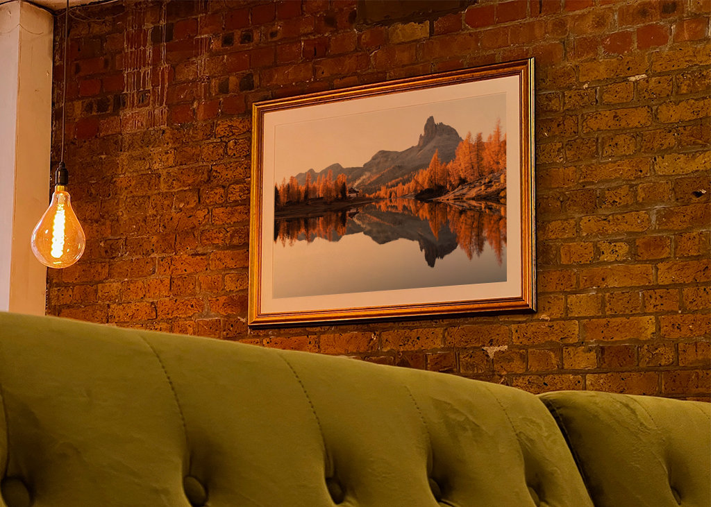 Cabane au bord du lac de montagne en Italie