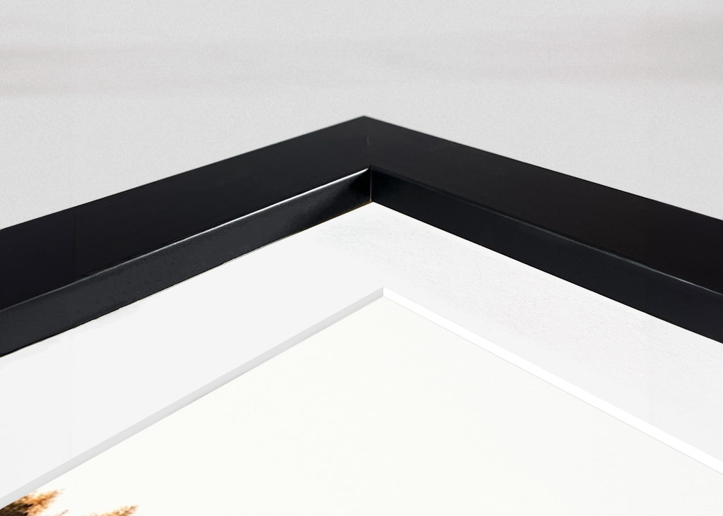 Cabane au bord du lac de montagne en Italie