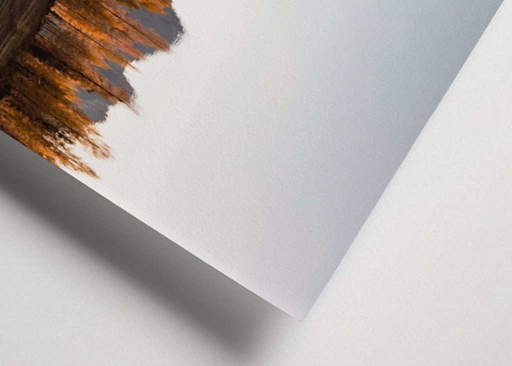 Cabane au bord du lac de montagne en Italie