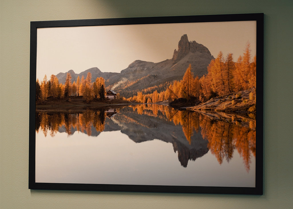 Cabane au bord du lac de montagne en Italie