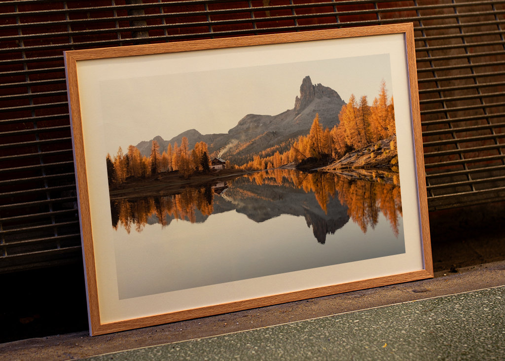 Cabane au bord du lac de montagne en Italie
