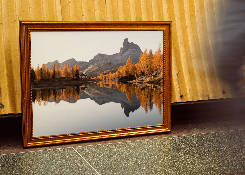 Cabane au bord du lac de montagne en Italie