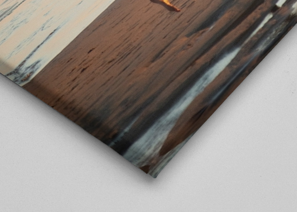 Laufen zum Surfen bei Sonnenuntergang