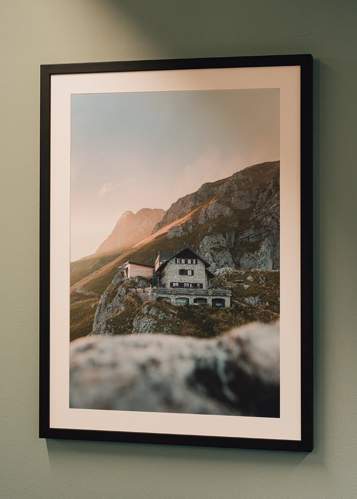 Horská chata ve večerním světle