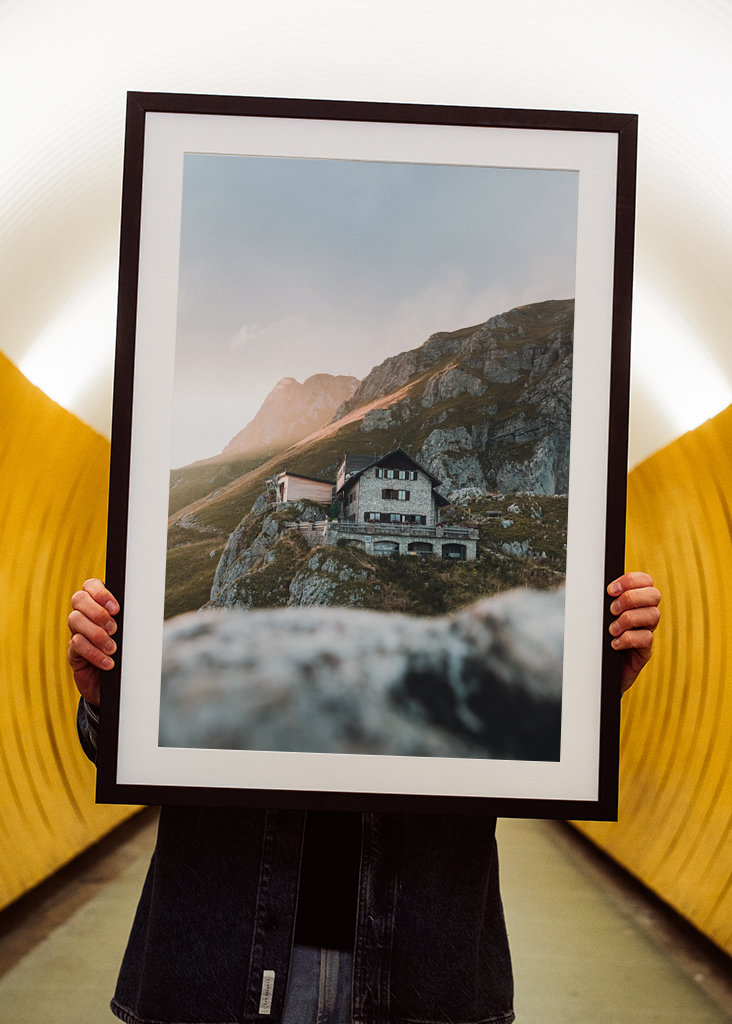 Horská chata ve večerním světle