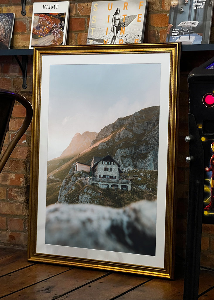 Horská chata ve večerním světle