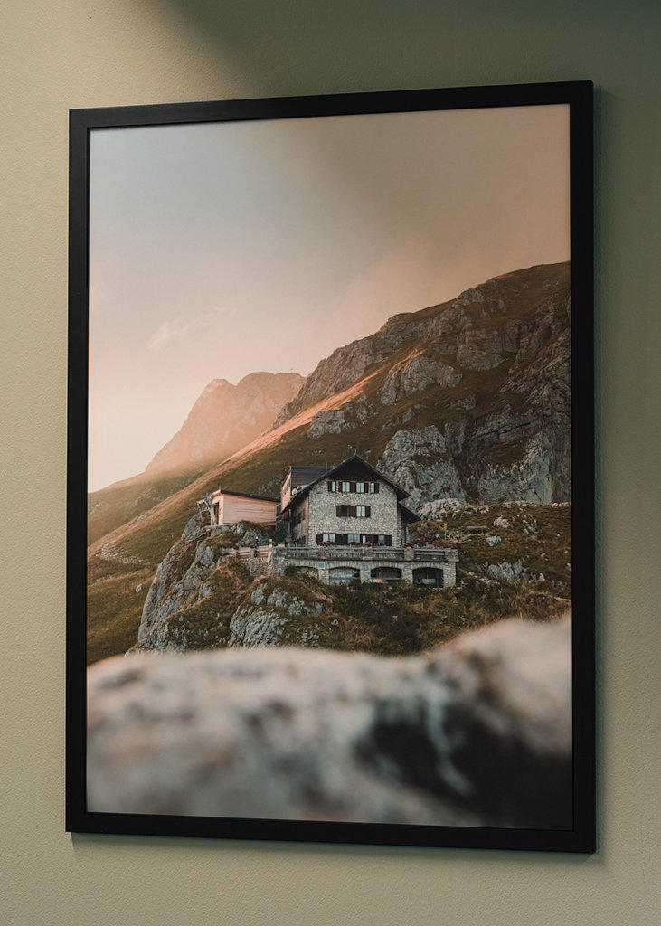 Horská chata ve večerním světle