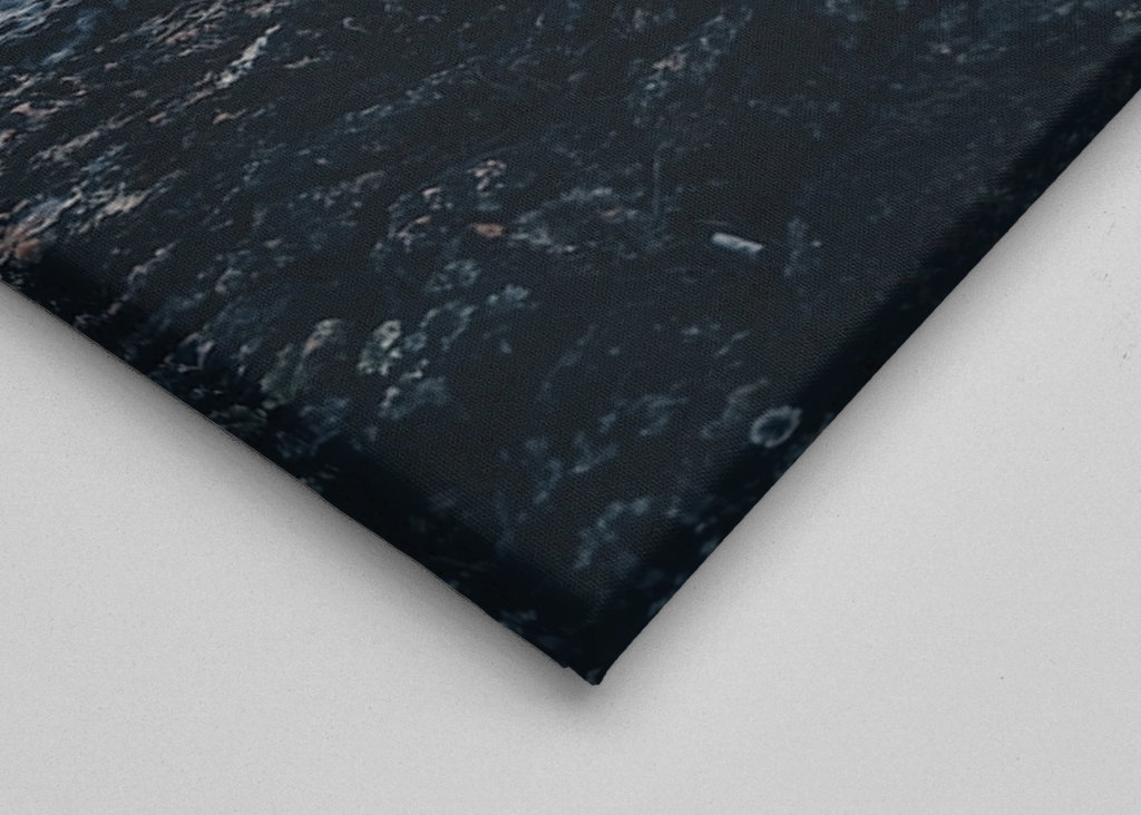 Iskolde klipper ved vand