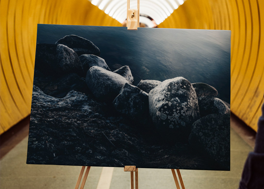 Iskolde klipper ved vand