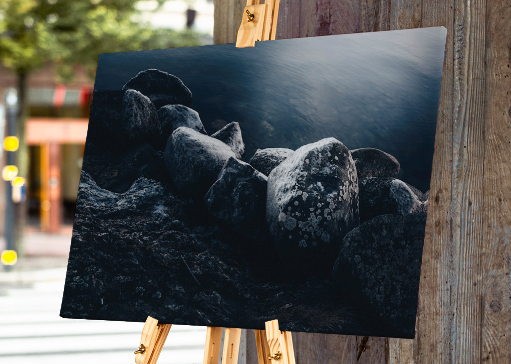 Iskolde klipper ved vand