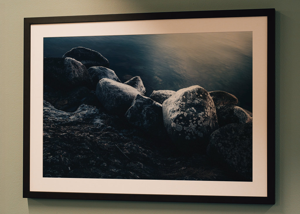 Iskolde klipper ved vand