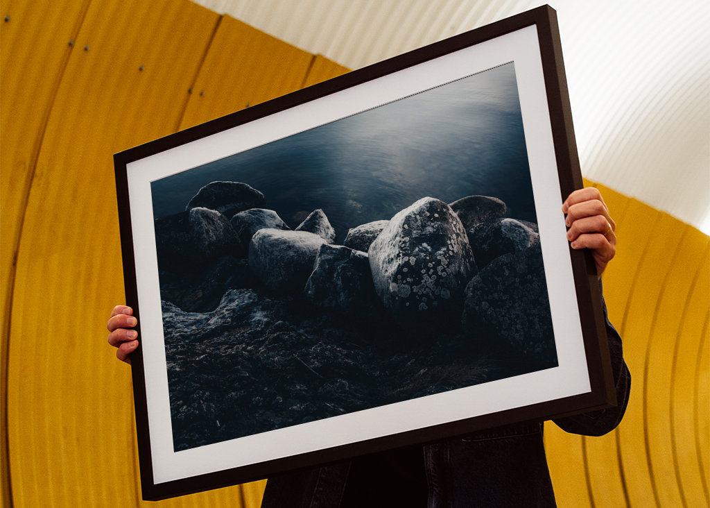 Iskolde klipper ved vand